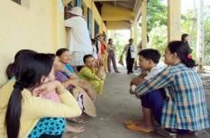 Trường thiếu rào, phụ huynh đi học cùng con